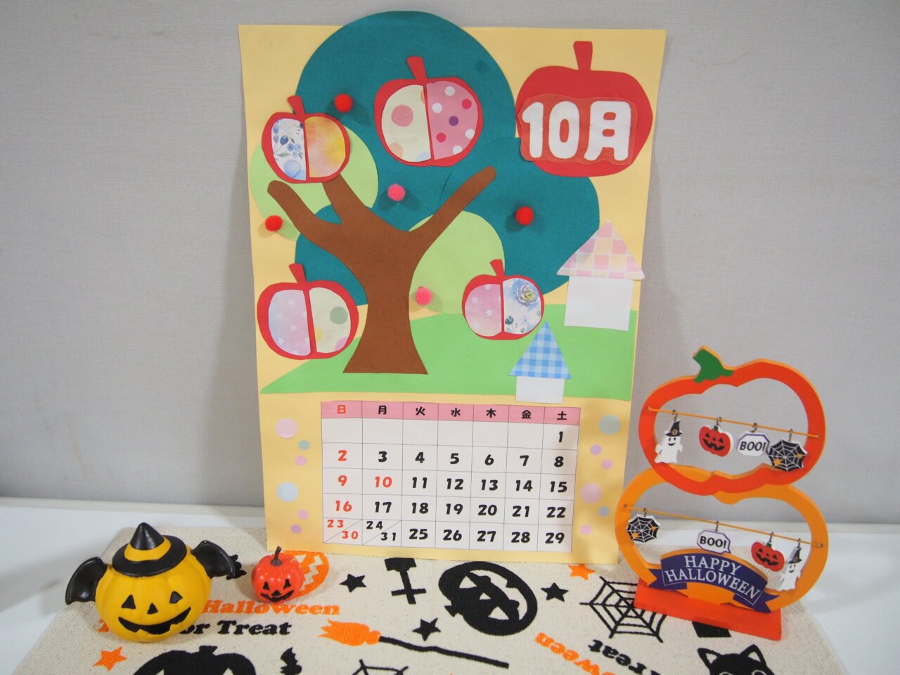 【デイケア】１０月のカレンダーと手作りおやつの画像